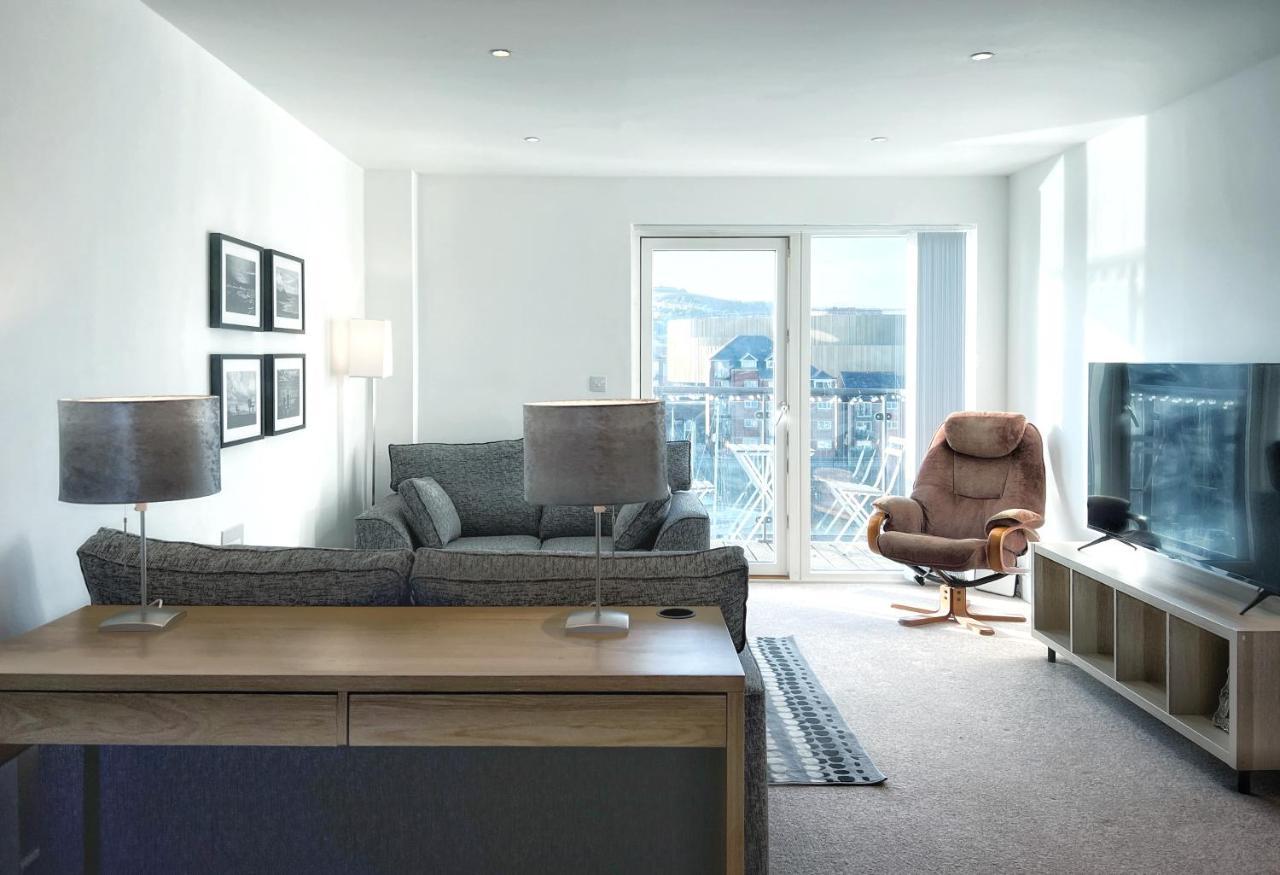 Elegant And Bright Seaside Apt In Swansea Marina Exterior photo