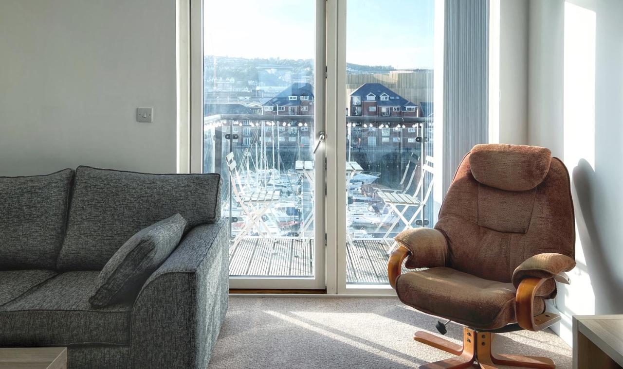 Elegant And Bright Seaside Apt In Swansea Marina Exterior photo