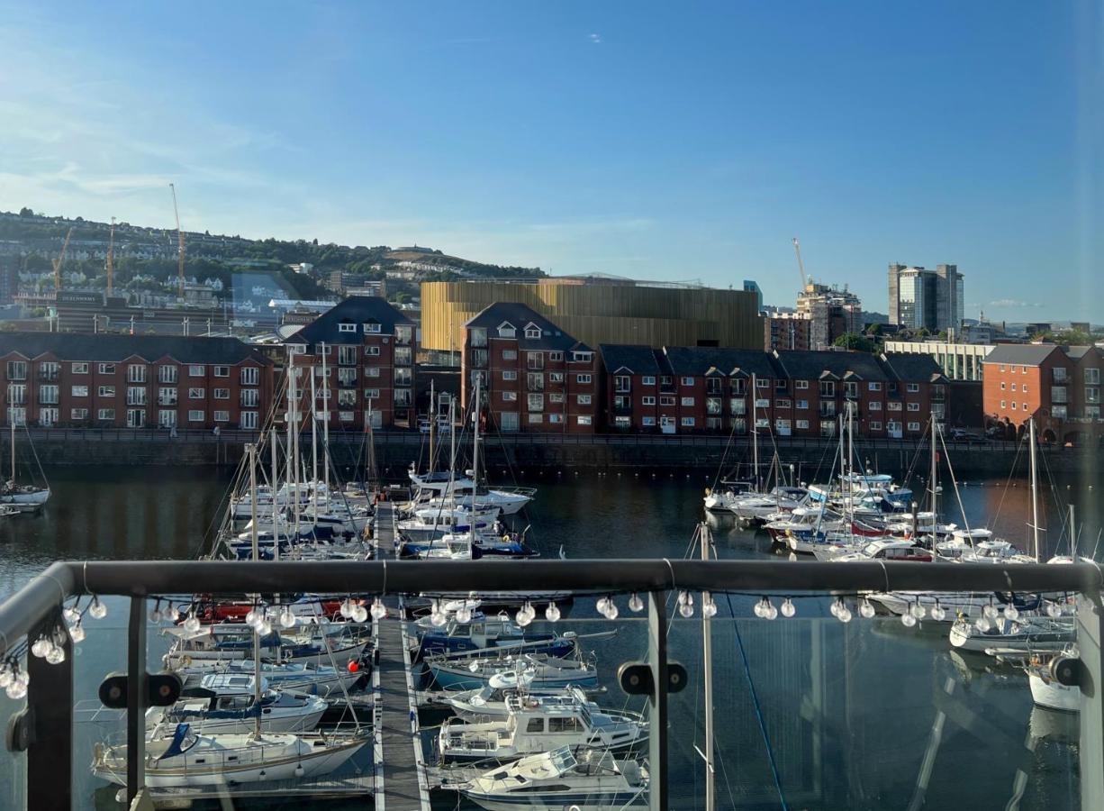 Elegant And Bright Seaside Apt In Swansea Marina Exterior photo