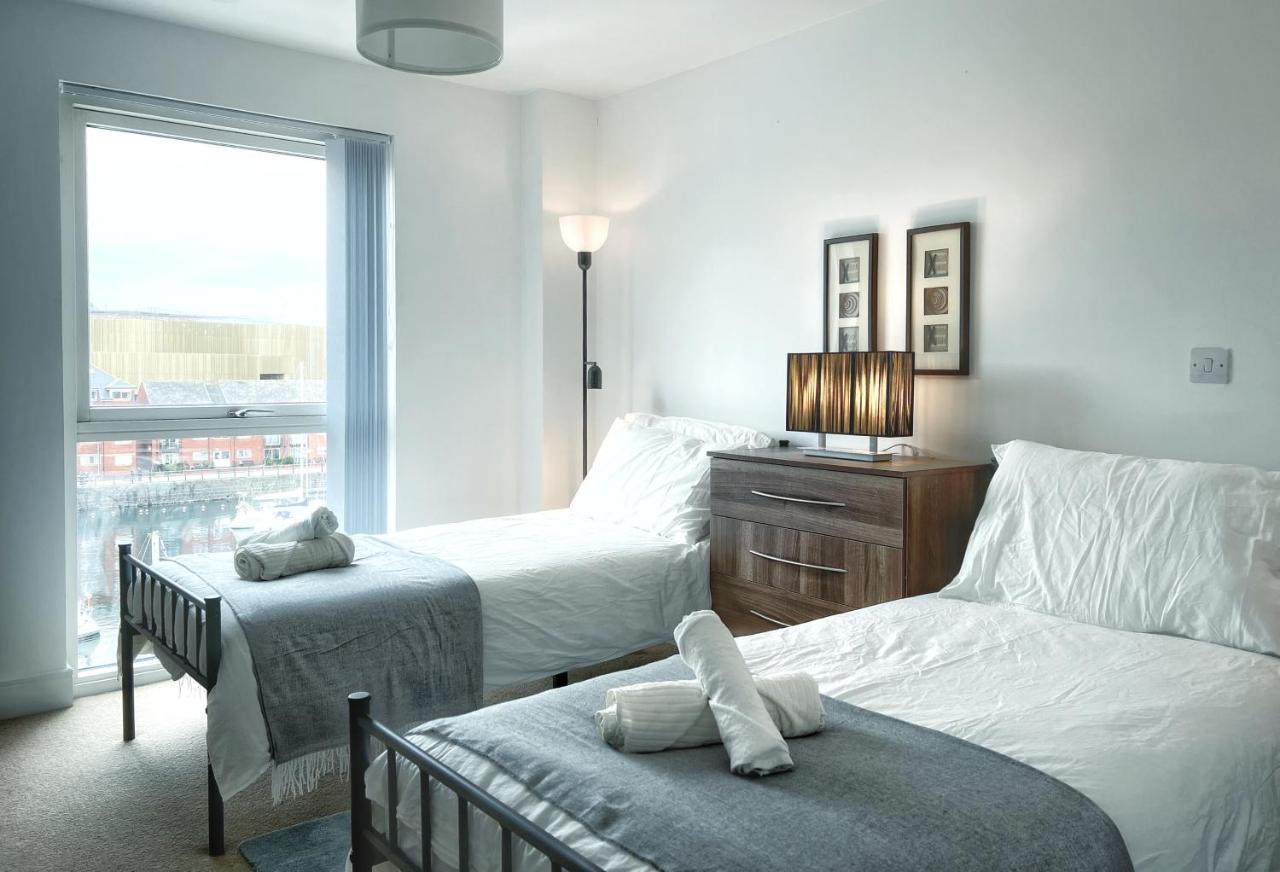 Elegant And Bright Seaside Apt In Swansea Marina Exterior photo